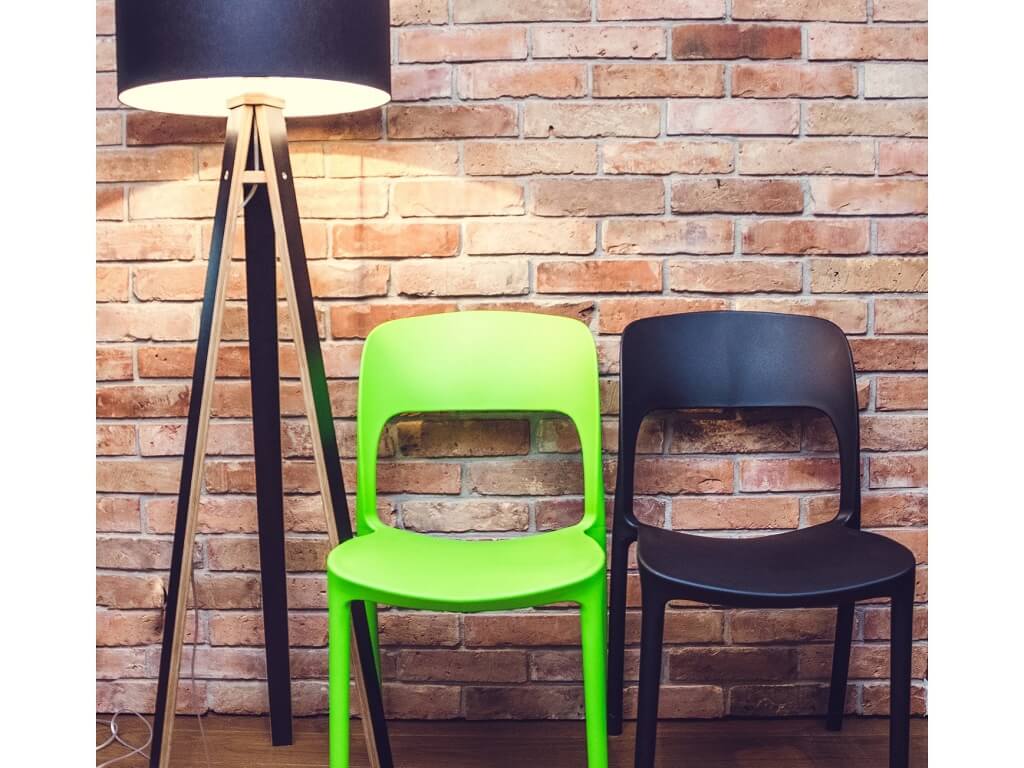 krzesła w kolorach tęczy