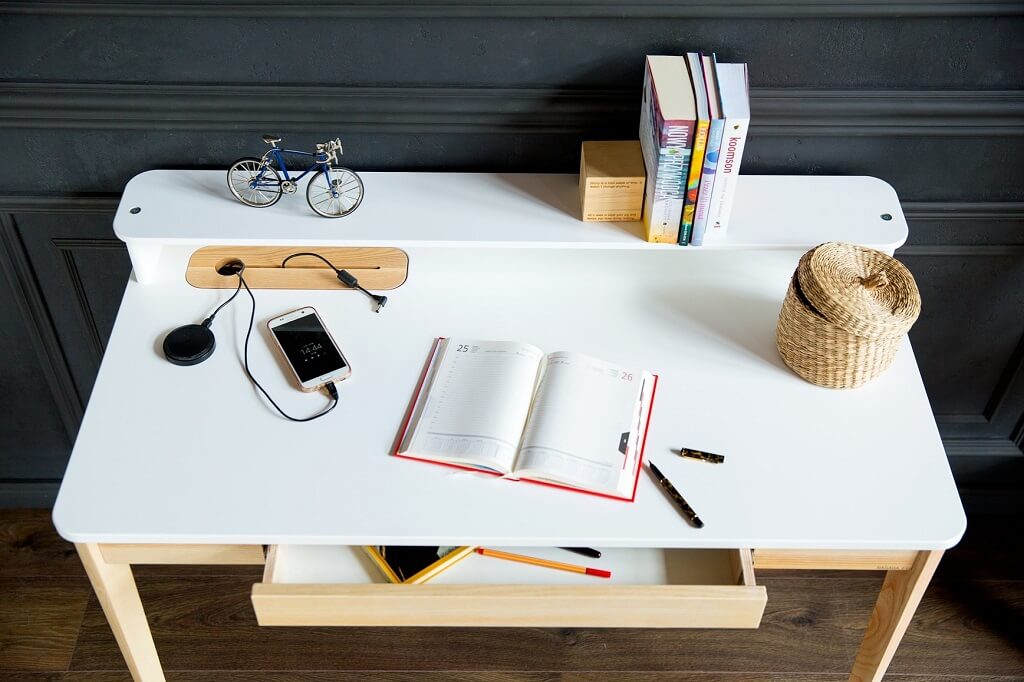 nowoczesne biurko w białym kolorze